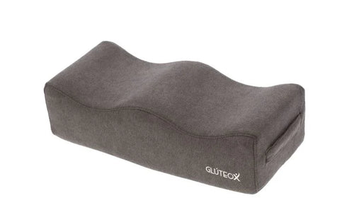 Cojín gris con forma ondulada.